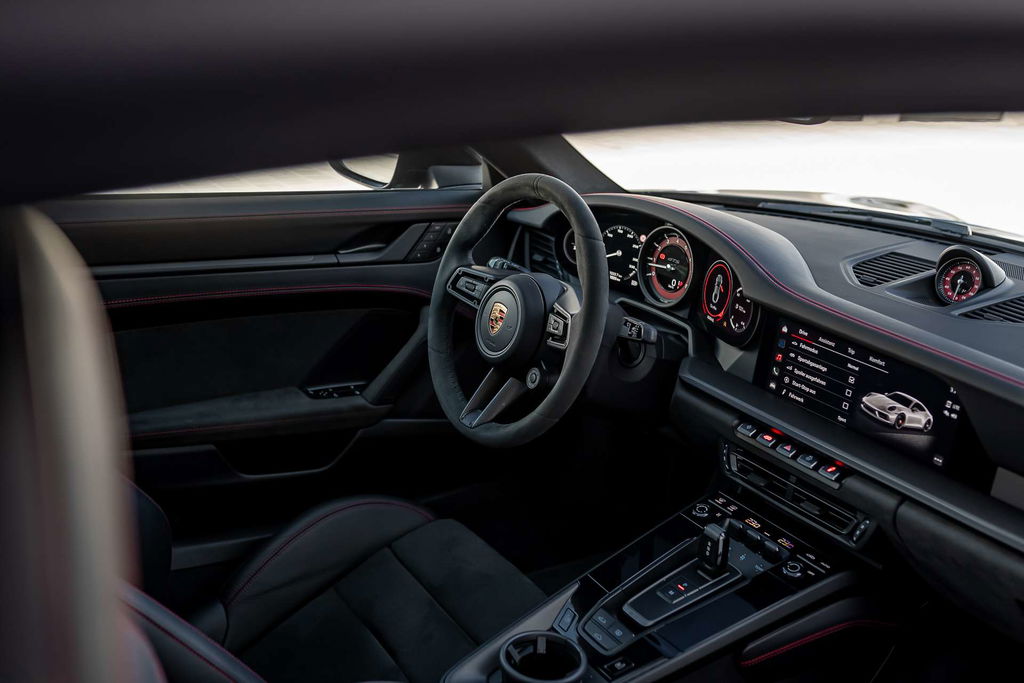 Porsche 992 Carrera 4 GTS