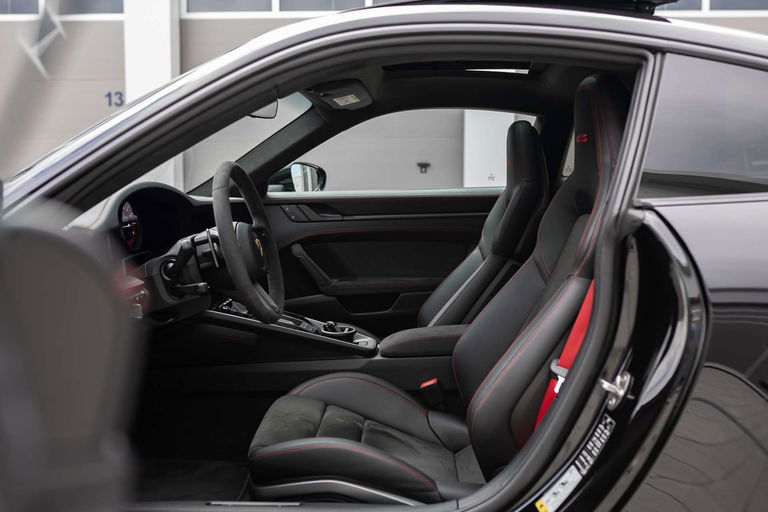 Porsche 992 Carrera 4 GTS