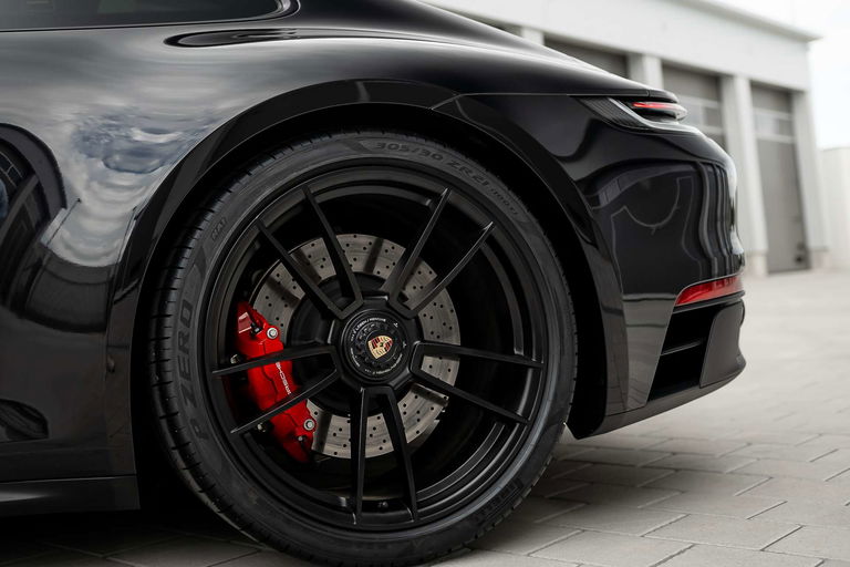 Porsche 992 Carrera 4 GTS