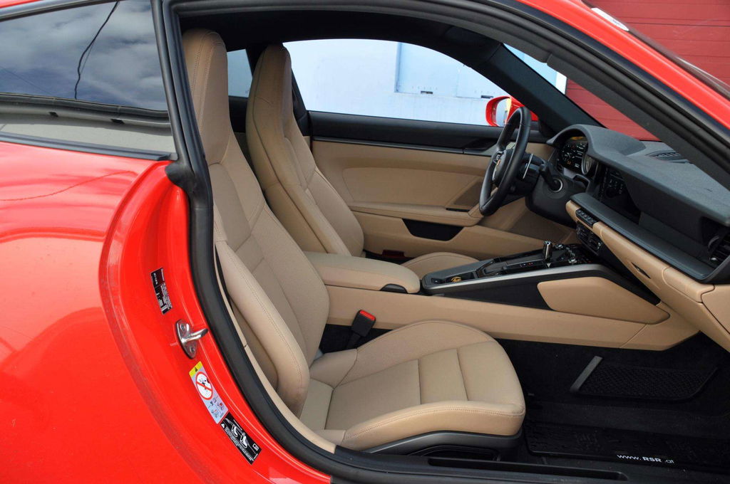 Porsche 992 Carrera 4