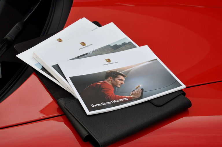 Porsche 992 Carrera 4