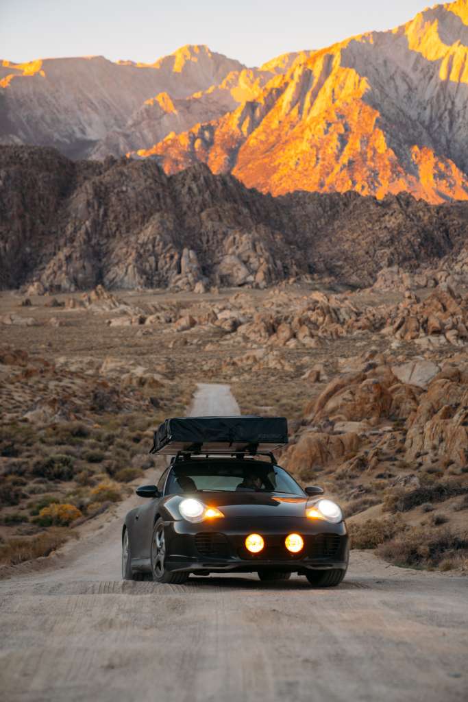 Porsche 996 Carrera 4S mit Dachzelt (@996roadtrip) im Canyon geparkt