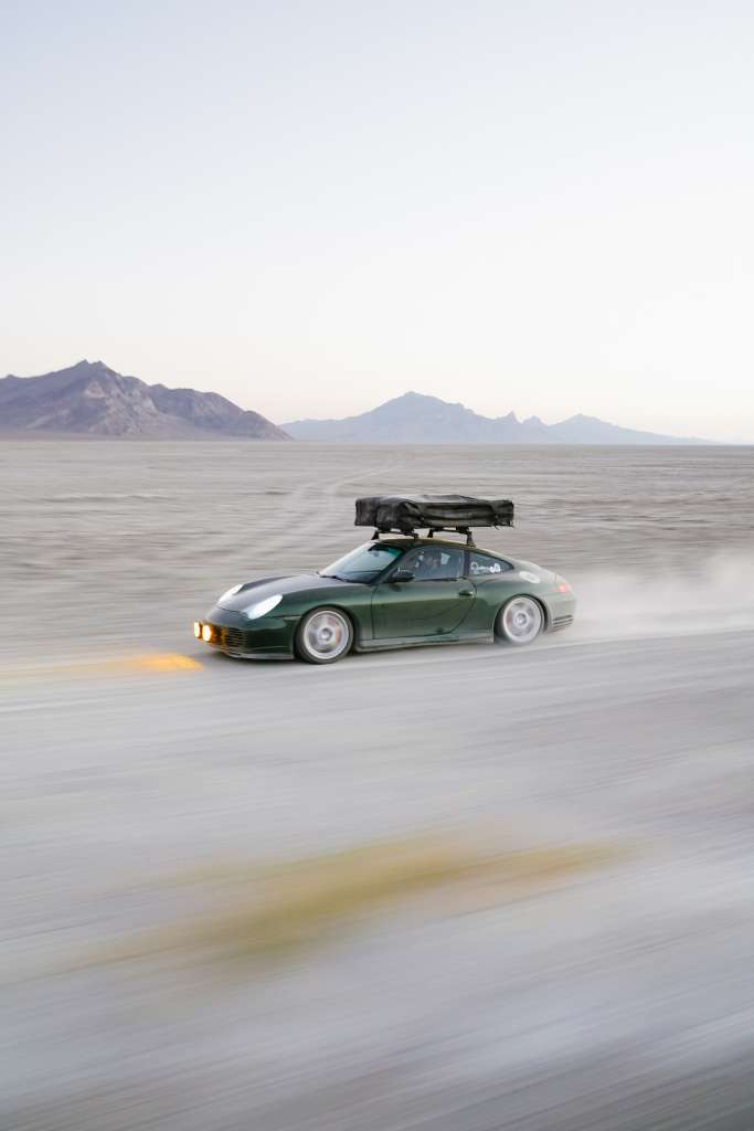 Porsche 996 Carrera 4S mit Dachzelt (@996roadtrip) fahrend in der Wüste