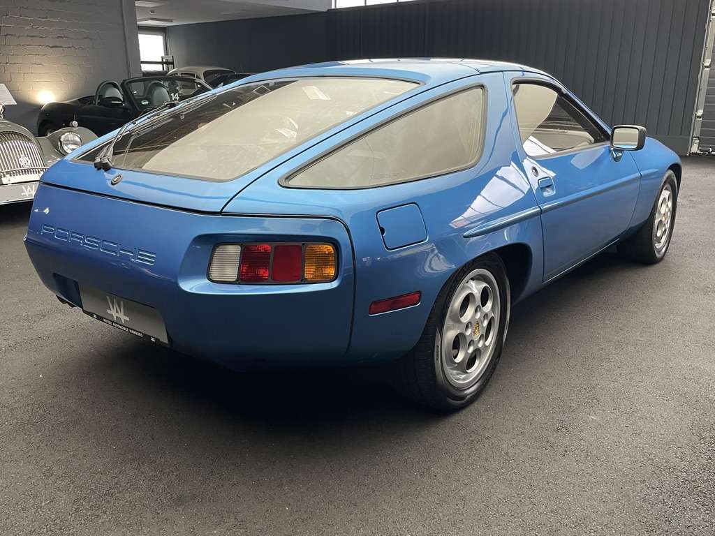 Porsche 928
