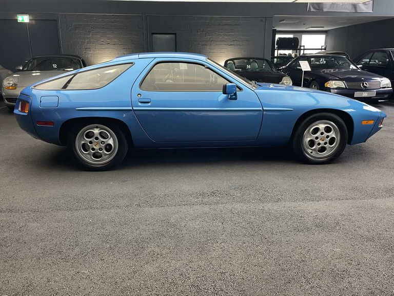 Porsche 928