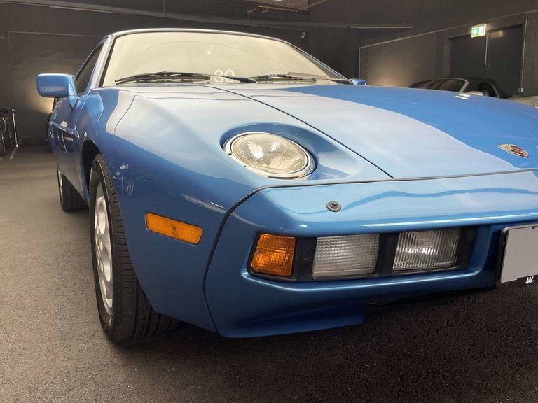 Porsche 928