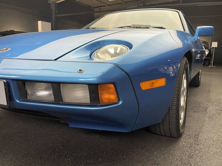 Porsche 928