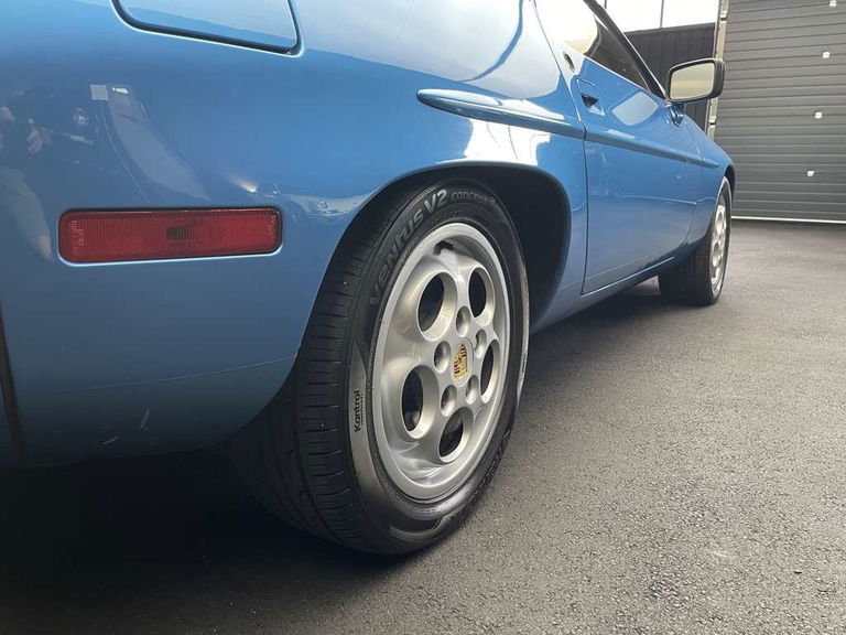 Porsche 928