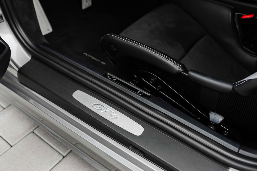 Porsche 718 Cayman GT4