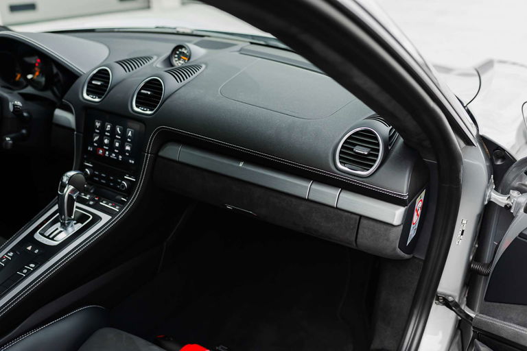 Porsche 718 Cayman GT4