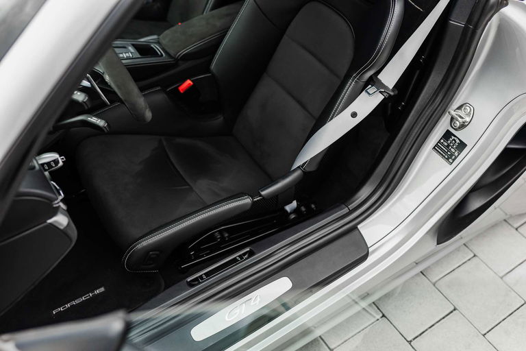 Porsche 718 Cayman GT4