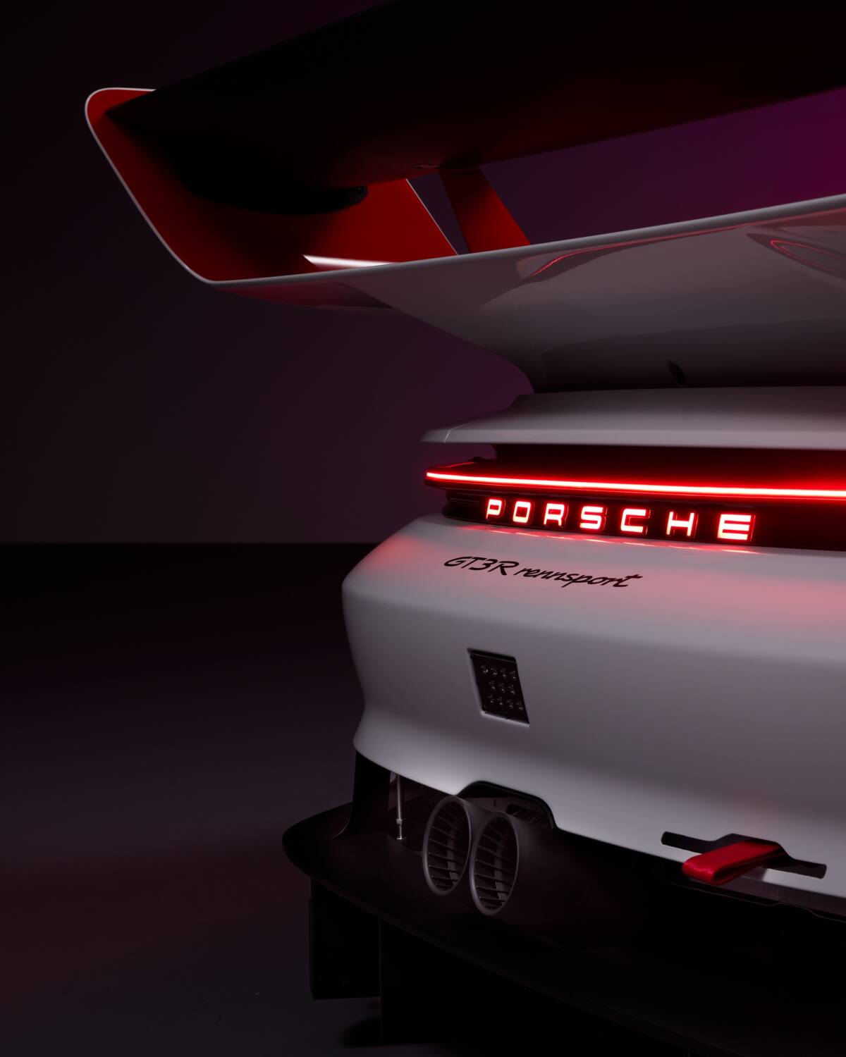 Porsche 911 GT3 R rennsport beleuchteter Porsche Schriftzug am Heck