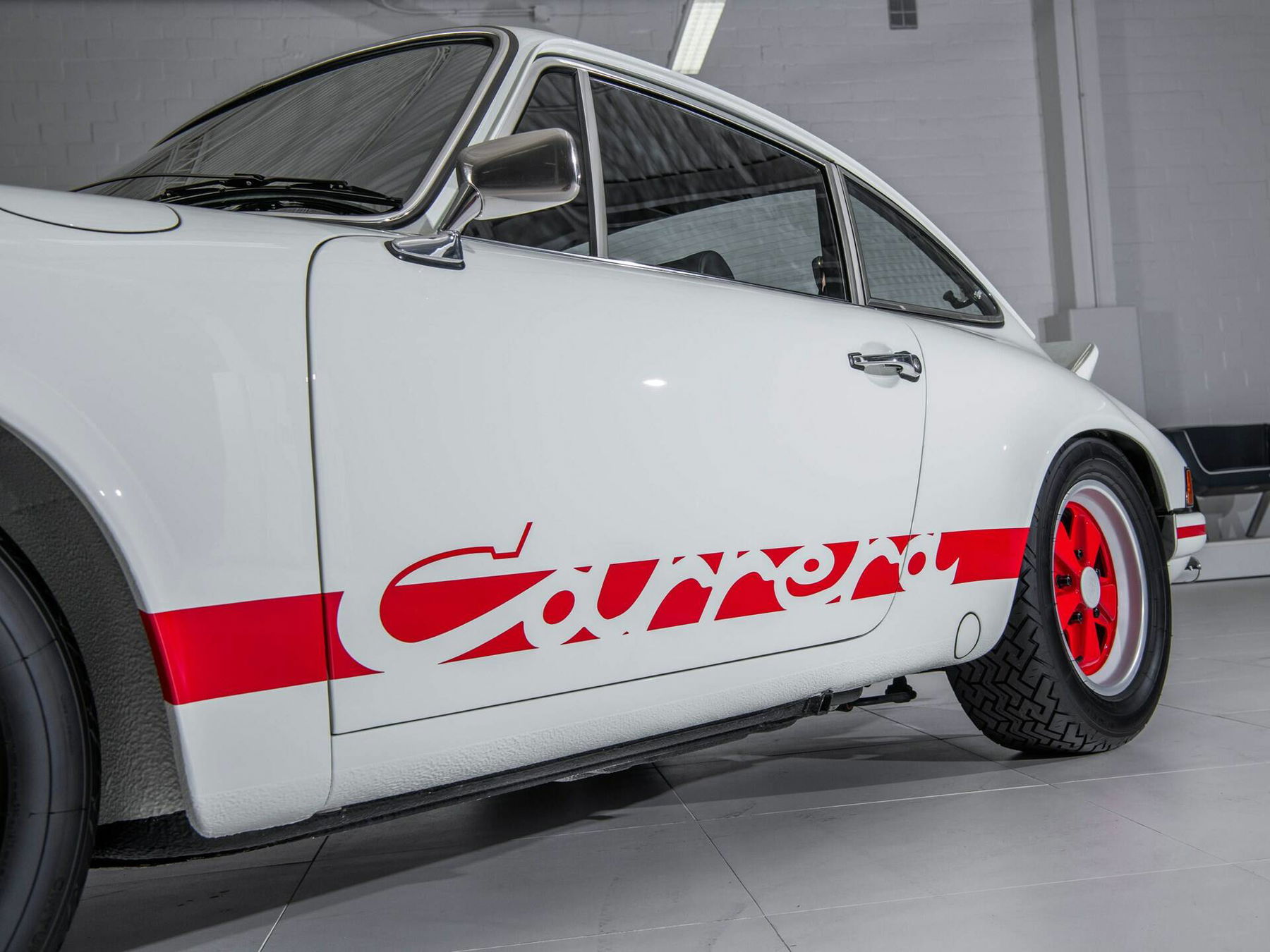 新同品【VISION】Porsche 911 Carrera RS 2.7 白赤 AUTOart 1:18 Scale Porsche 911 Carrera RS 2.7 1973, White w