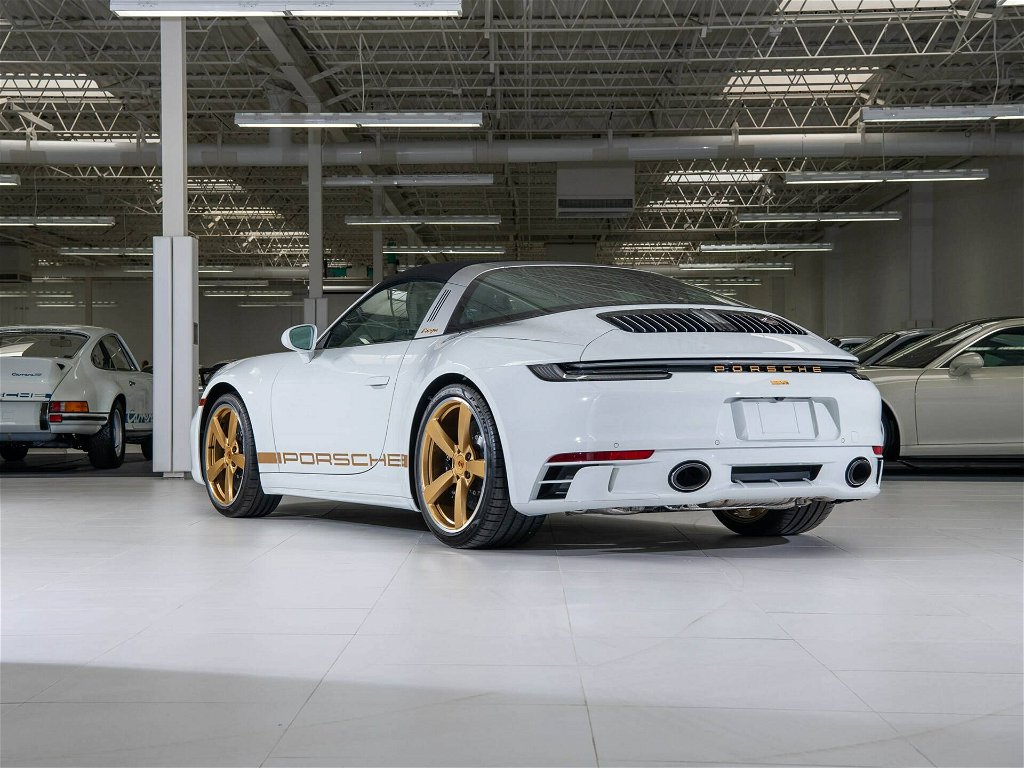 Porsche 992 Heritage Design Edition
