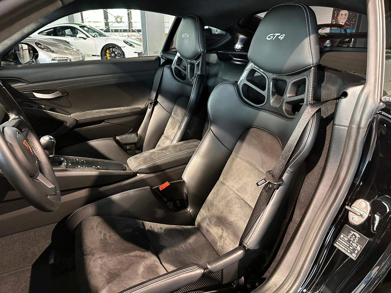 Porsche 718 Cayman GT4