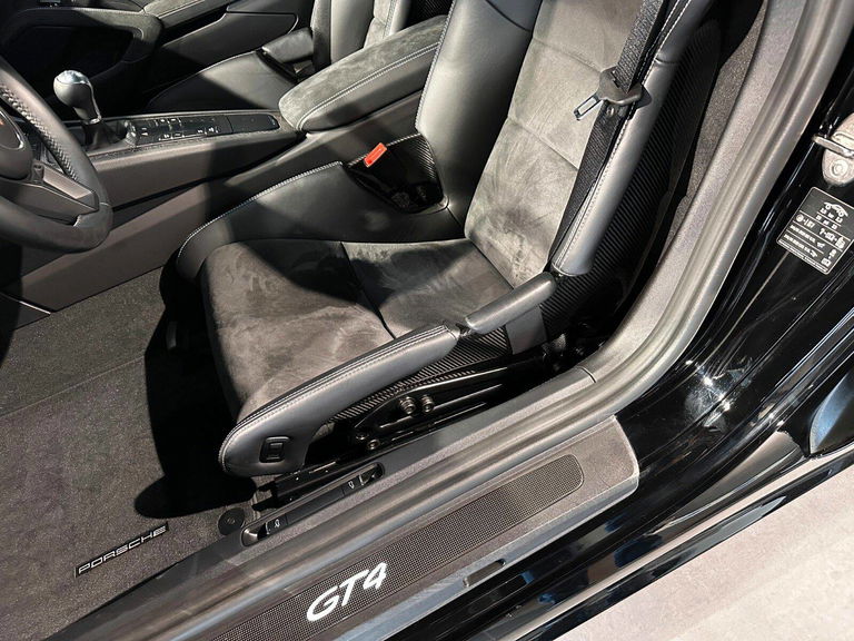 Porsche 718 Cayman GT4