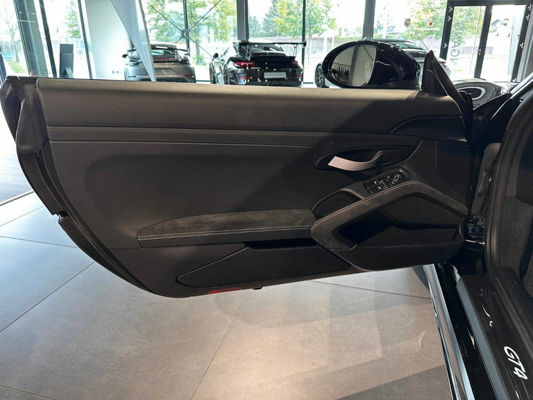 Porsche 718 Cayman GT4