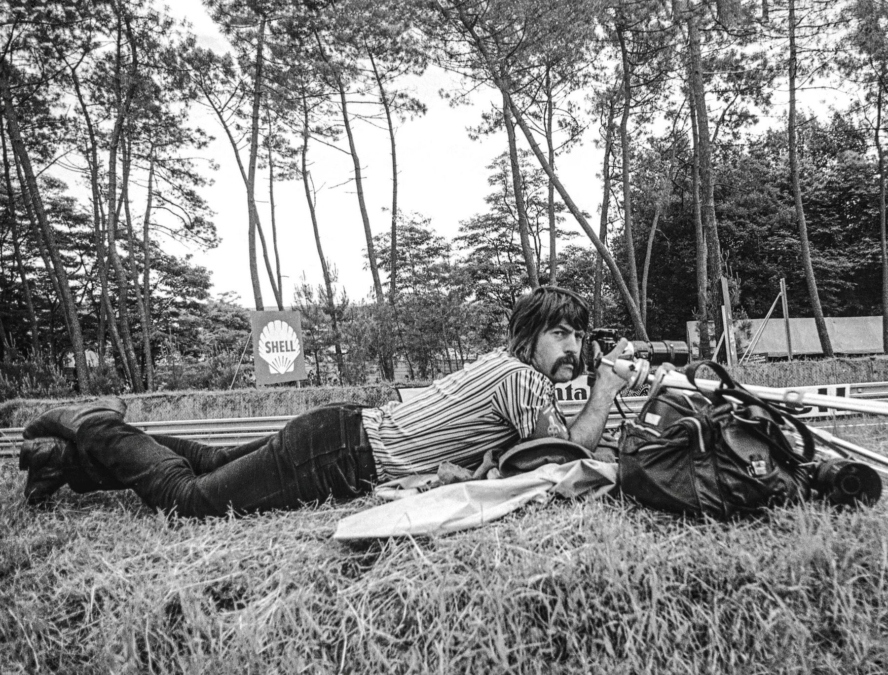 Rainer Schlegelmilch lies on a rampart at the 1971 Le Mans race track - Porsche Racing Moments