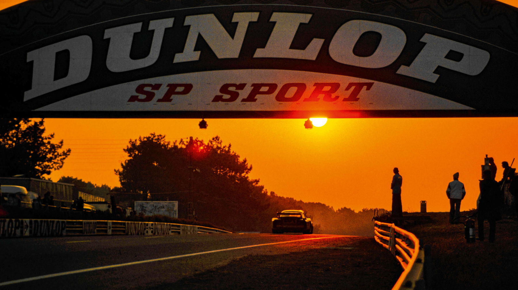 Dunlop arch at sunrise 1978 - 24h of Le Mans - from Rainer Schlegelmilch - Porsche Racing Moments