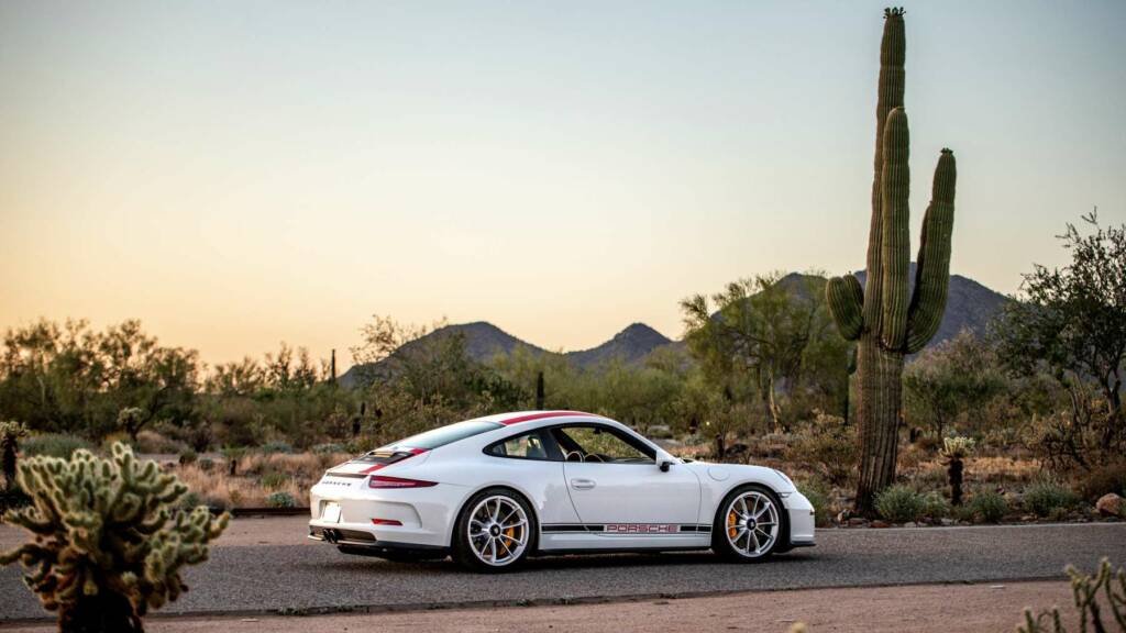 Porsche 911 R neben Kaktus