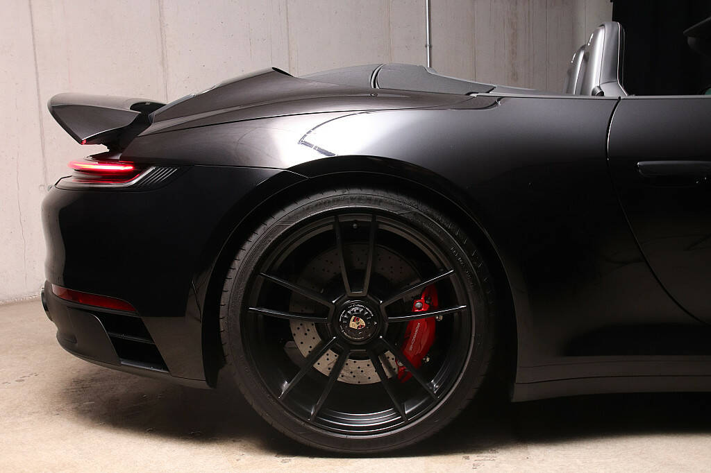 Porsche 992 Carrera 4 GTS
