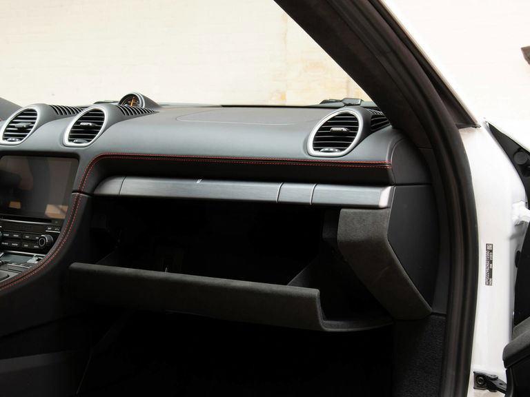 Porsche 718 Cayman GT4