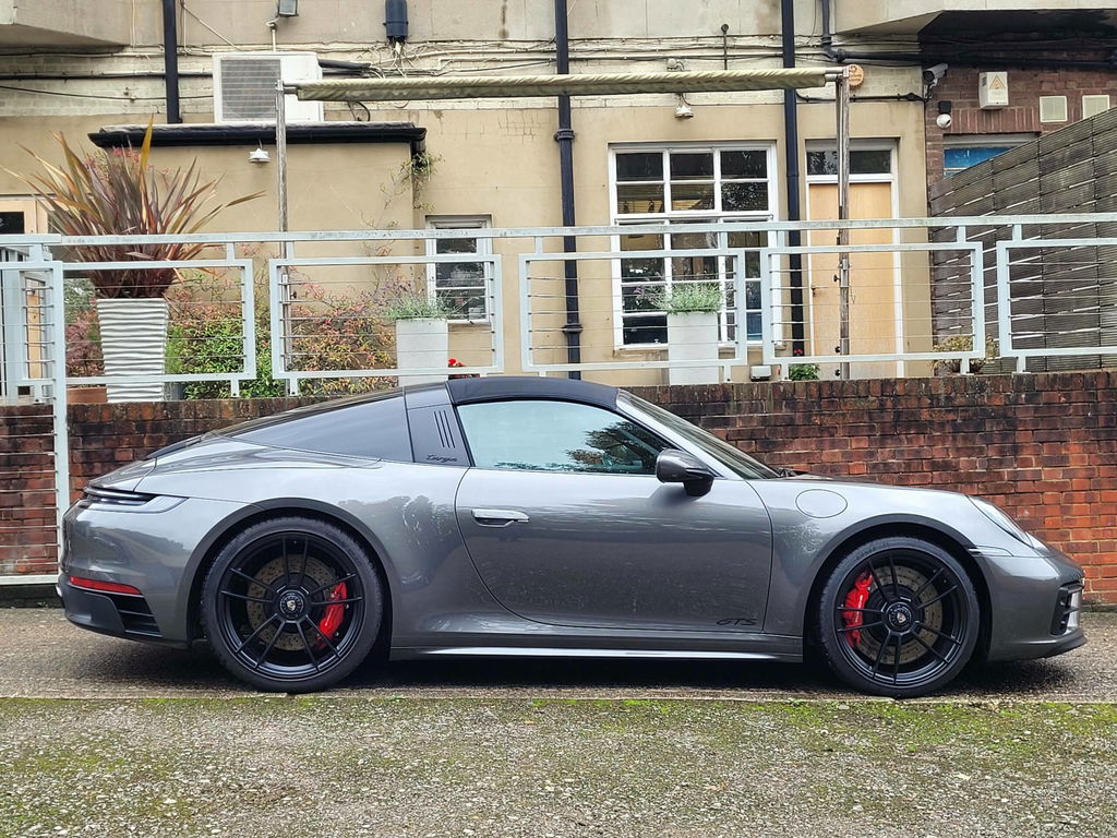Porsche 992 Carrera 4 GTS