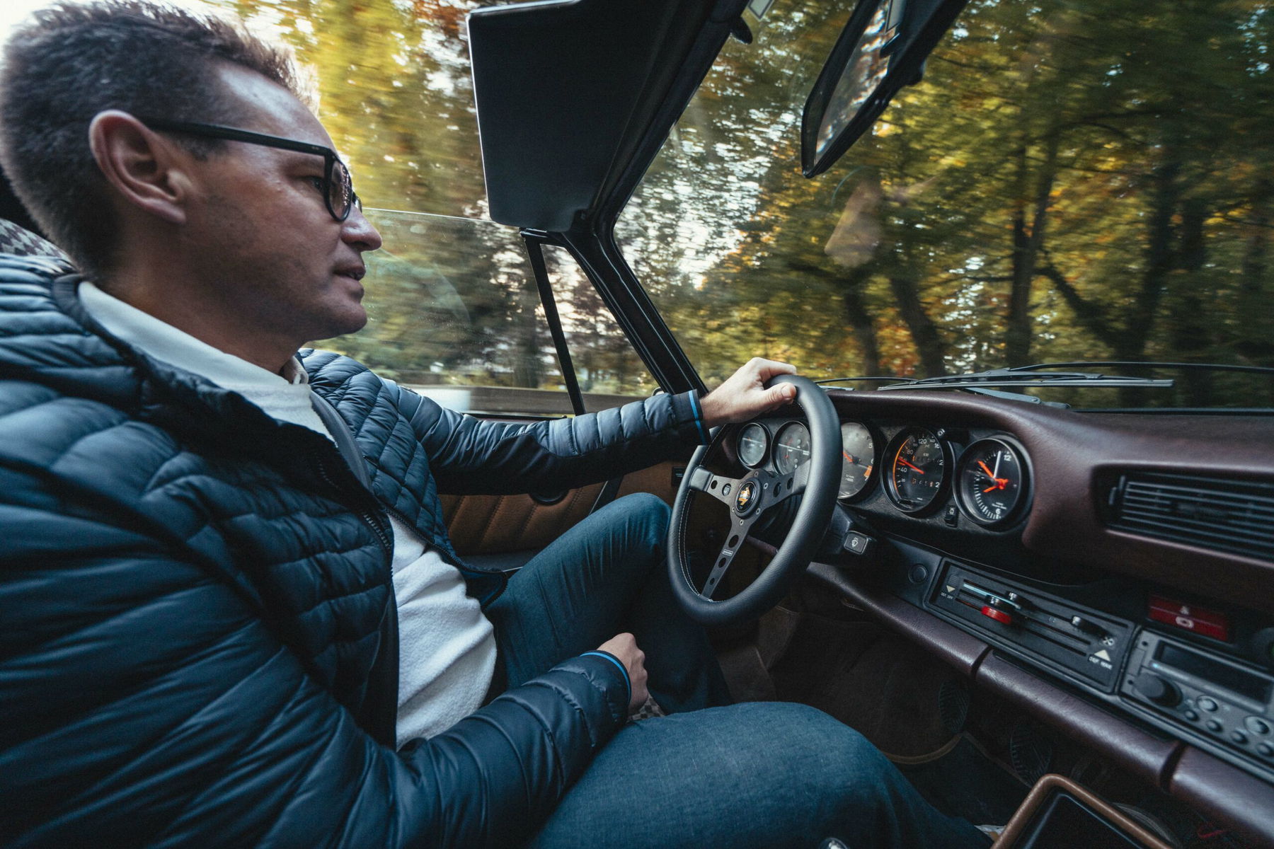Dr. Manuel Köhne am Steuer seines Porsche 911 SC
