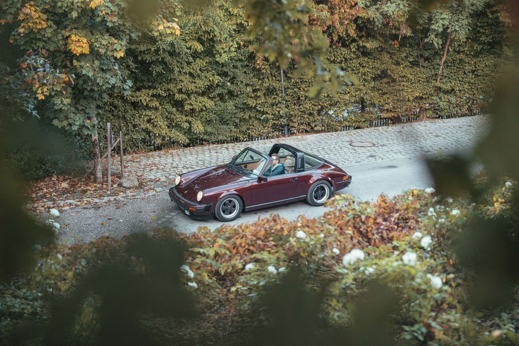 Porsche 911 SC Rubinrot mit Dr. Manuel Köhne am Steuer