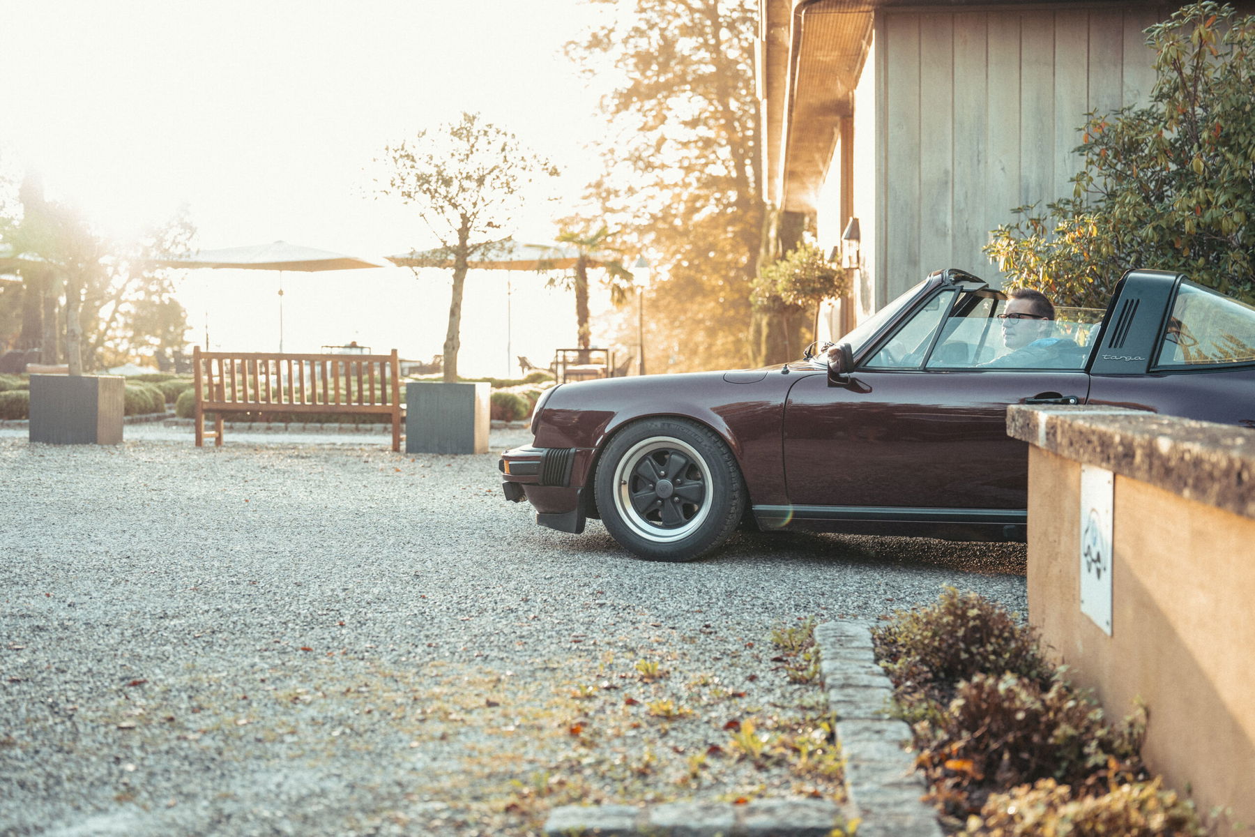 Porsche 911 SC Rubinrot mit Dr. Manuel Köhne am Steuer