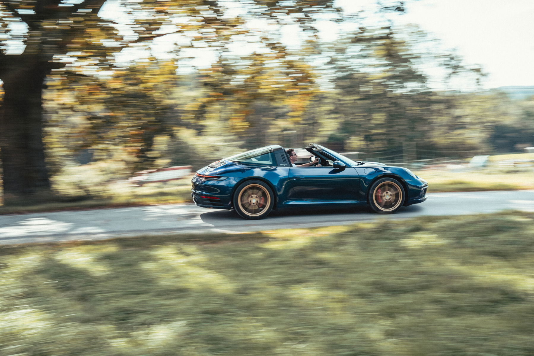 Kniespezialist Dr. Manuel Köhne fährt seinen blauen Porsche 992 Targa