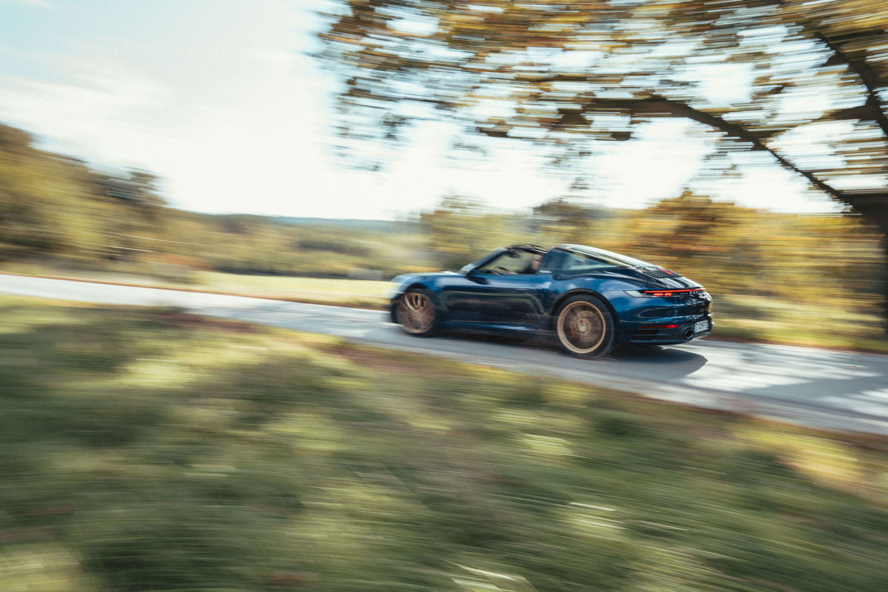 Kniespezialist Dr. Manuel Köhne fährt seinen blauen Porsche 992 Targa