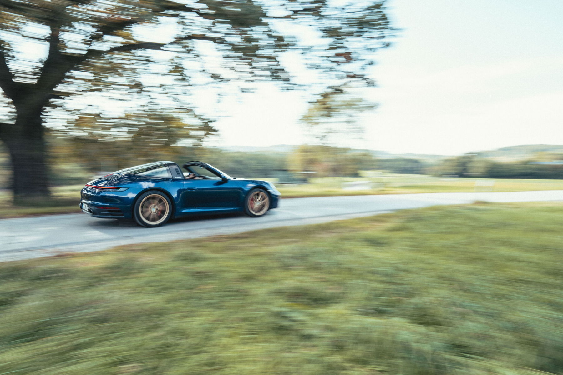 Kniespezialist Dr. Manuel Köhne fährt seinen blauen Porsche 992 Targa