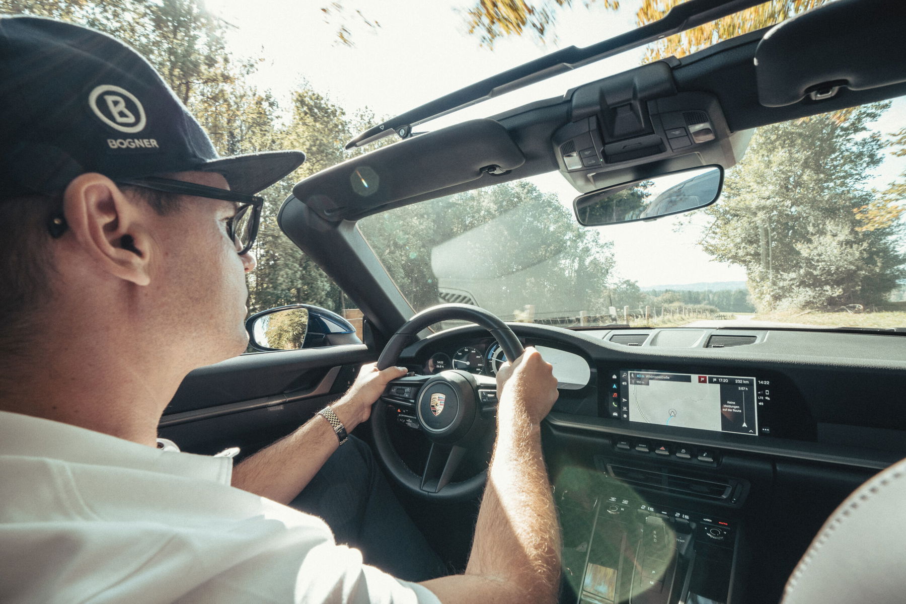 Dr. Manuel Köhne am Steuer seines Porsche 992 Targa