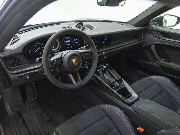 Porsche 992 Carrera 4 GTS