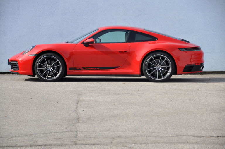 Porsche 992 Carrera 4