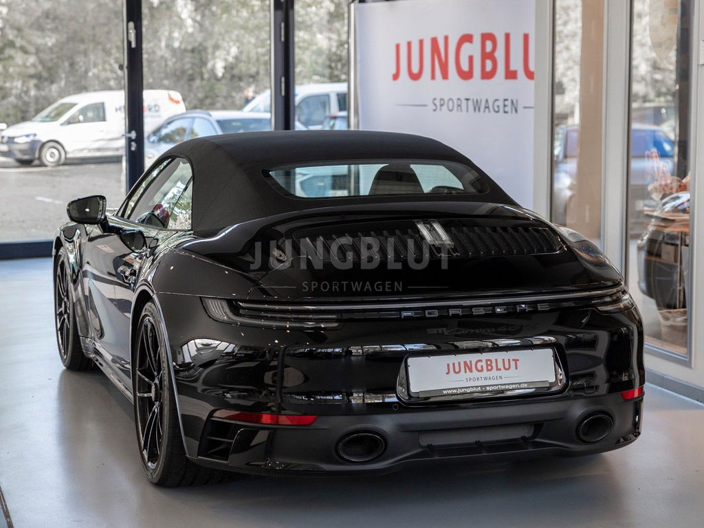 Porsche 992 Carrera 4 GTS