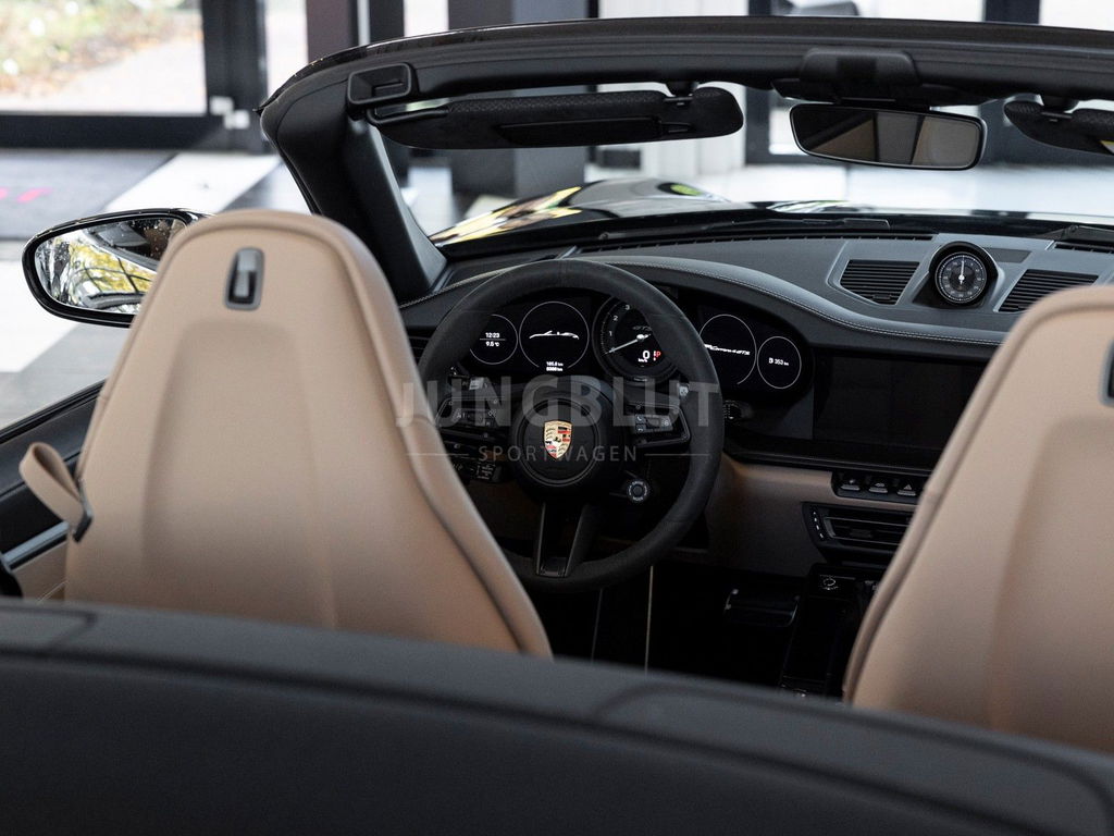 Porsche 992 Carrera 4 GTS