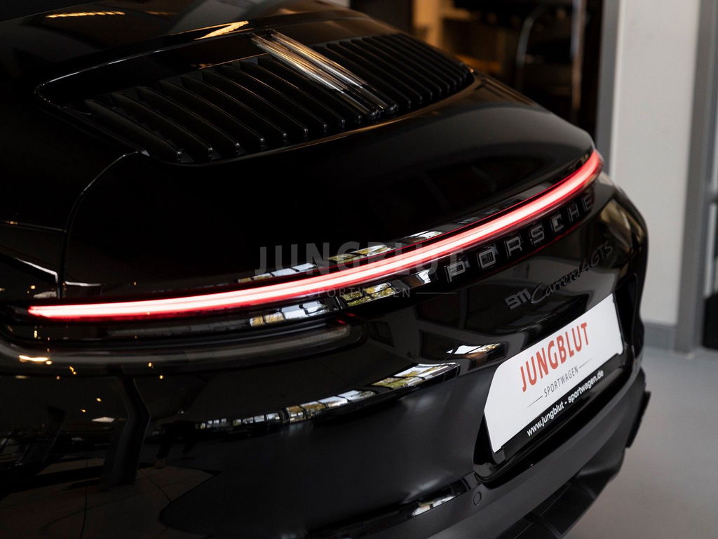 Porsche 992 Carrera 4 GTS