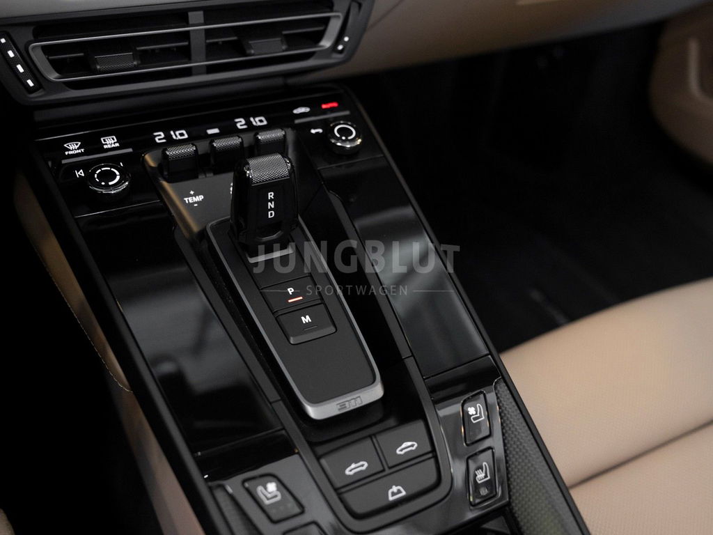 Porsche 992 Carrera 4 GTS