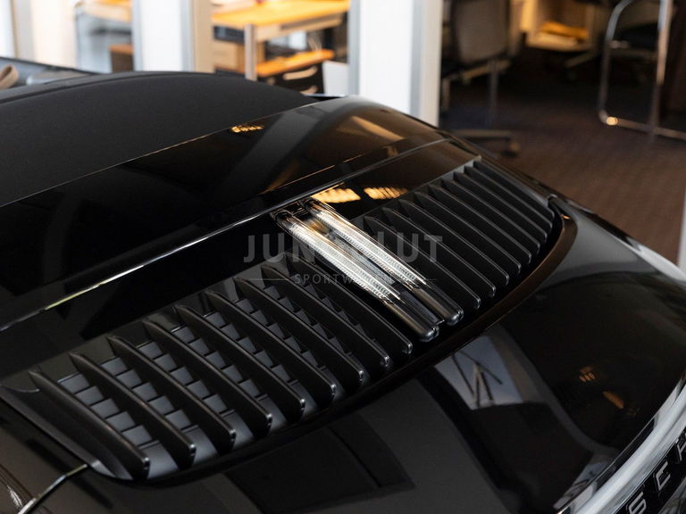 Porsche 992 Carrera 4 GTS