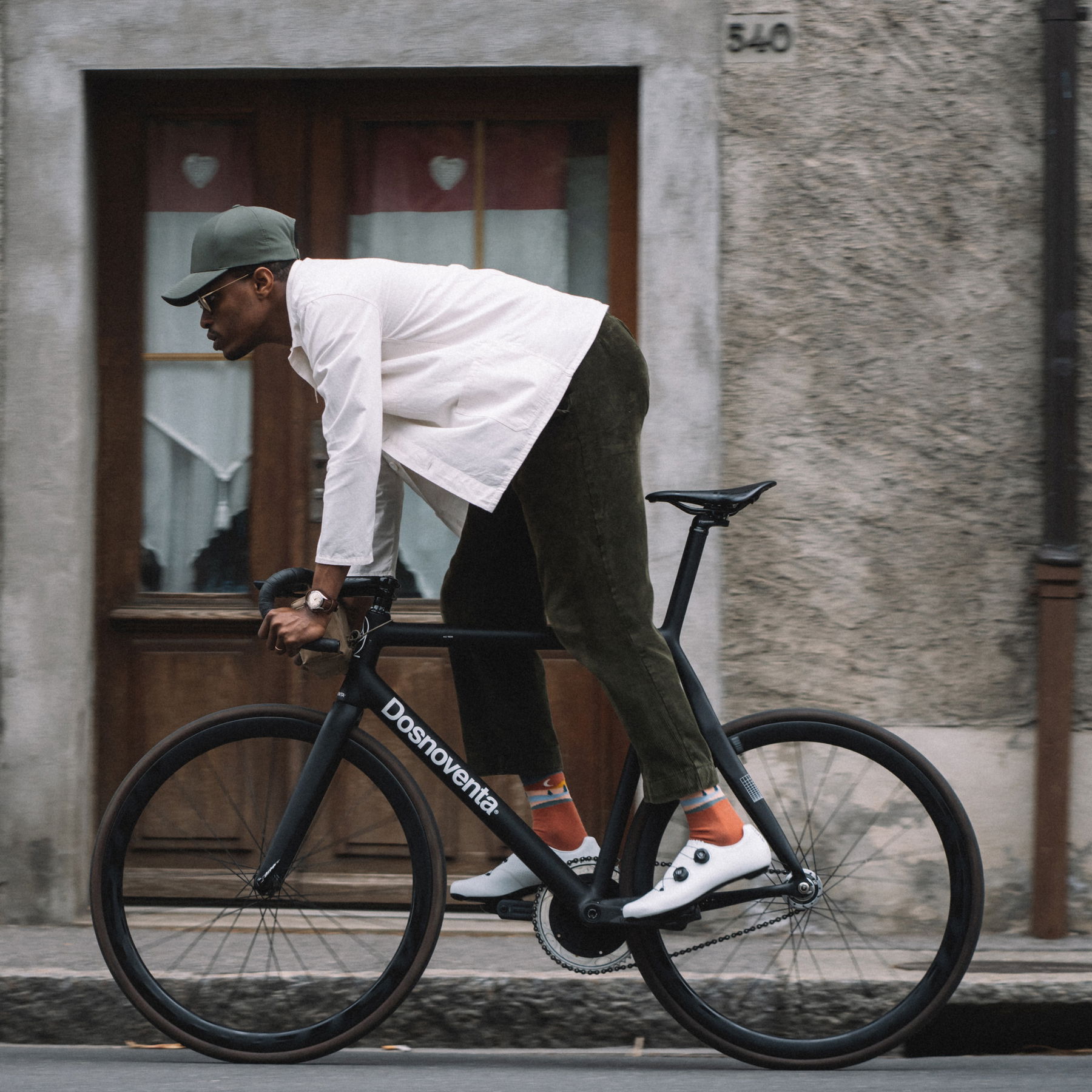 Anthony Richelot cycling on a black Fixie
