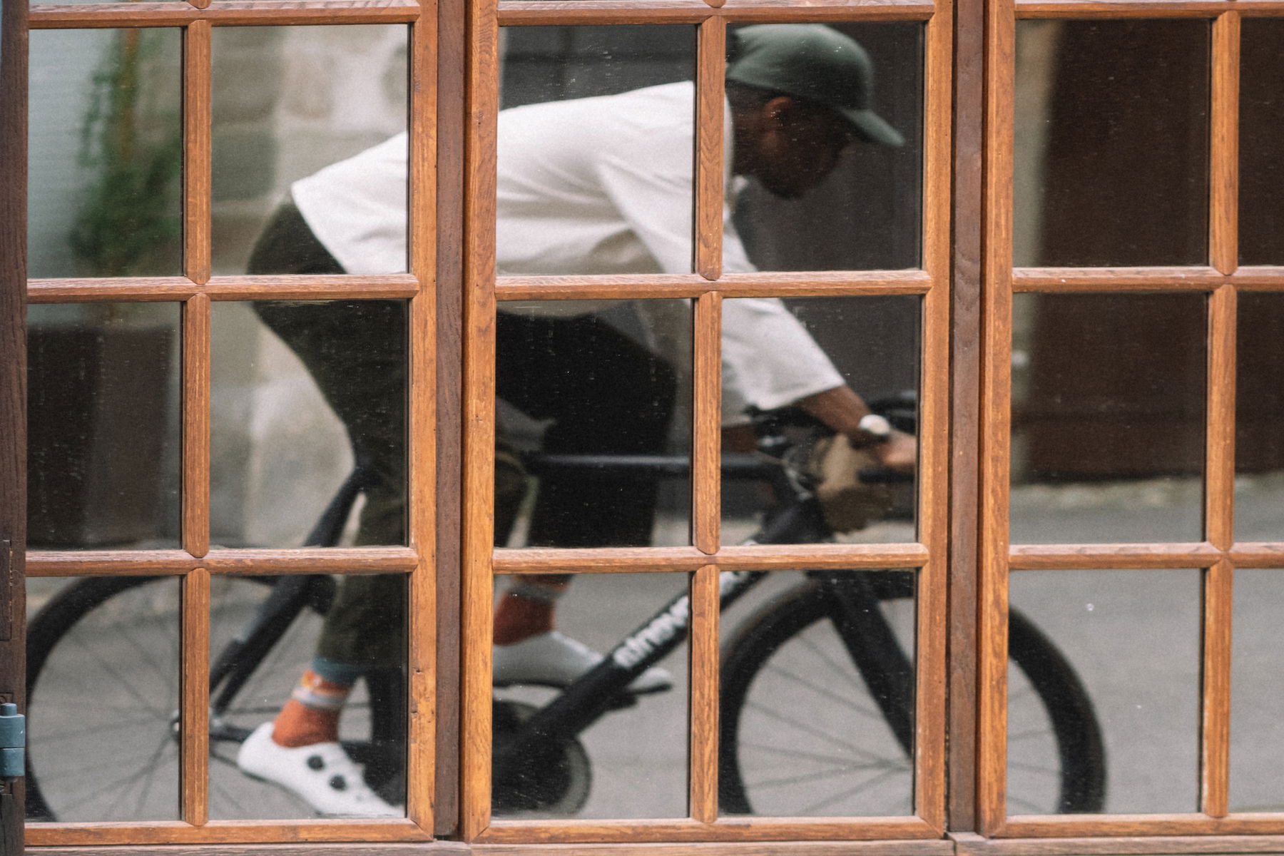 Anthony Richelot cycling on a black Fixie