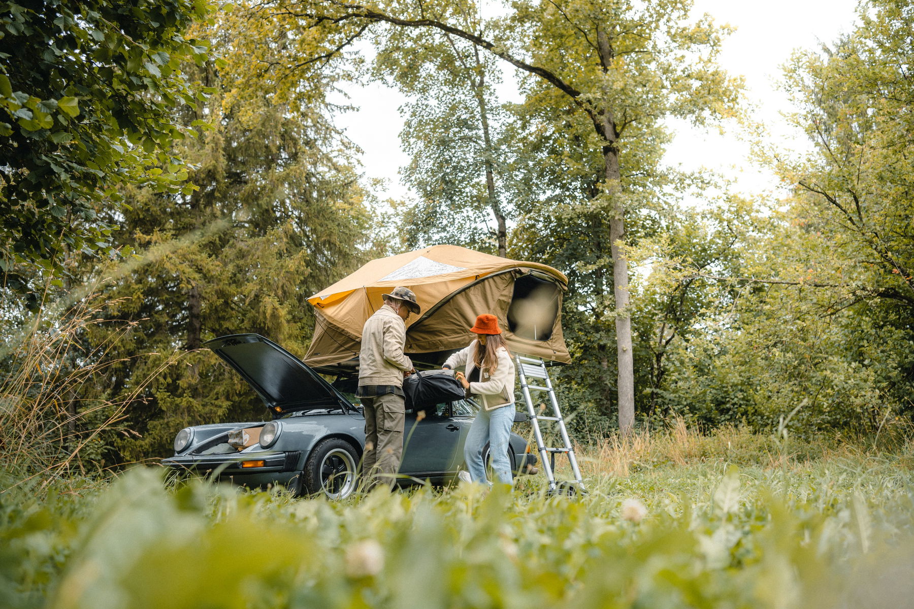 Anthony Richelot putting up his Porsche 911 SC rooftent with his wife