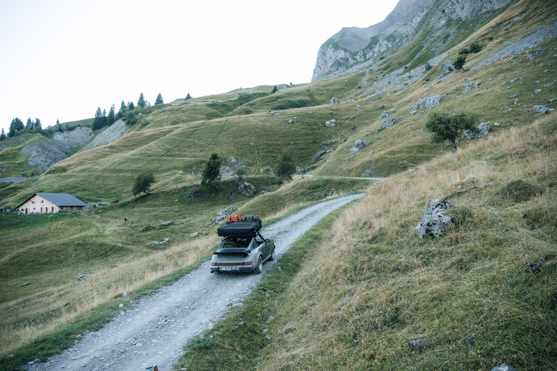 A Porsche 911 SC with a Thule Roofrack and a tent on top