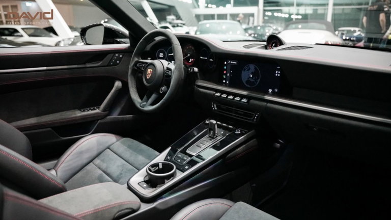 Porsche 992 Carrera 4 GTS