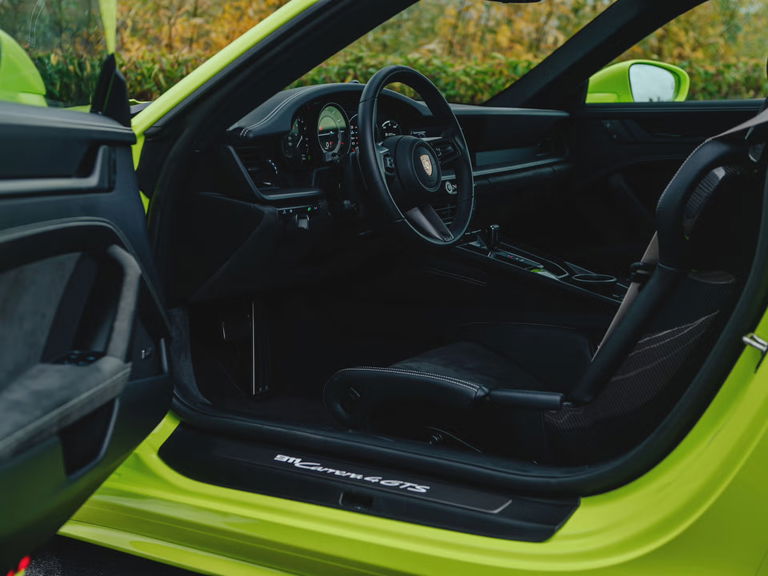 Porsche 992 Carrera 4 GTS