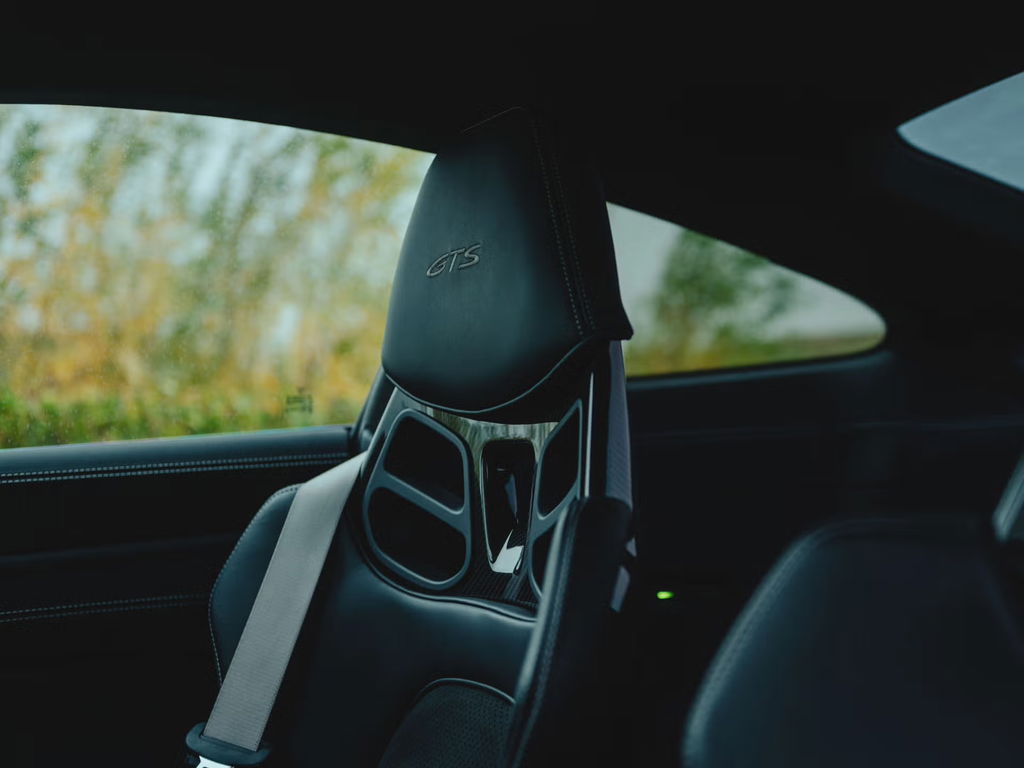 Porsche 992 Carrera 4 GTS