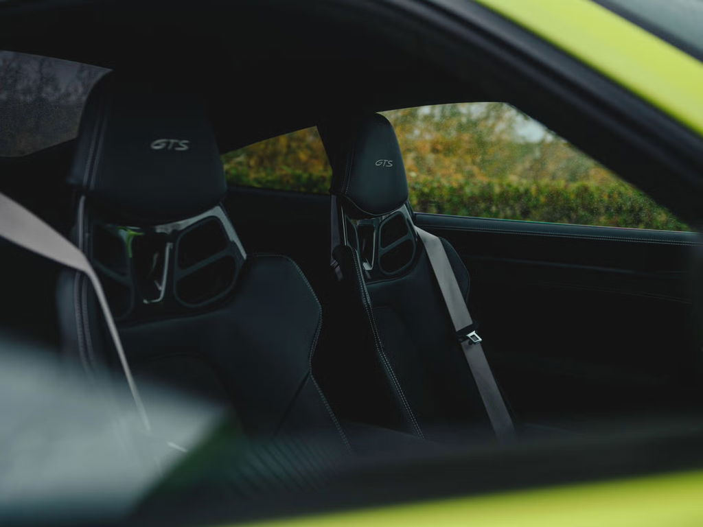 Porsche 992 Carrera 4 GTS