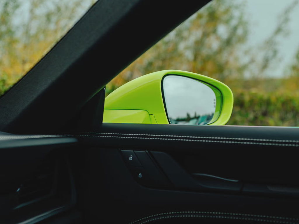 Porsche 992 Carrera 4 GTS